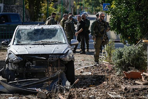 Vor der erwarteten Waffenruhe attackiert auch die Hisbollah Israel erneut. - © Leo Correa/AP/dpa