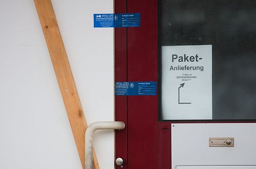 Ein Polizeisiegel sperrt einen Tatort in einer Firma in St. Johann in Baden-Württemberg ab. - © Christoph Schmidt/dpa