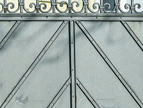 Im Haus hinter diesem Tor fanden Spezialkräfte der Polizei die Leichen des mutmaßlichen Täters und seiner Ehefrau. - © Jason Tschepljakow/dpa