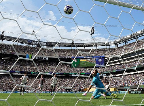 João Pedro trifft wuchtig zum 2:0. Es war sein zweiter Tor-Streich gegen sein Fluminense. - © Frank Franklin II/AP/dpa