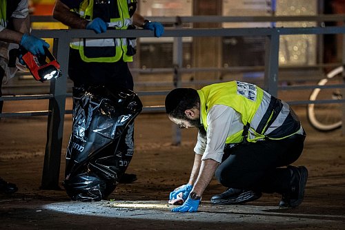 Die Täter töteten zunächst mehrere Passagiere einer Stadtbahn und stiegen dann im arabisch geprägten Stadtteil Jaffa aus der Bahn aus. Dort brachten sie mehrere Passanten um, bevor sie erschossen wurden. - © Ilia Yefimovich/dpa