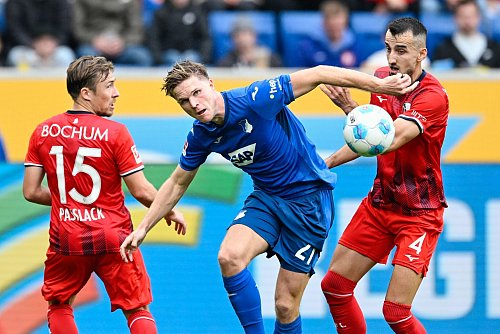 Hoffenheims Mairus Bülter (M.) traf gegen Bochum doppelt, doch nur ein Tor zählte. - © Uwe Anspach/dpa