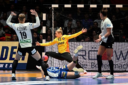 War gegen Island eine wichtige Stütze: Torfrau Katharina Filter. - © Marijan Murat/dpa