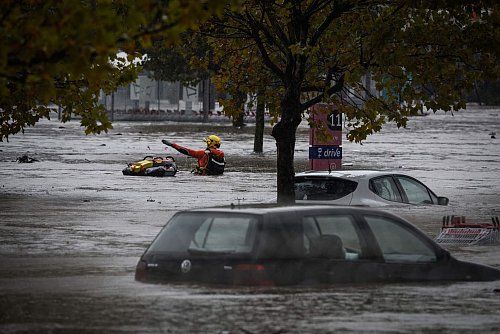 Rund 1500 Feuerwehrleute sind in der betroffenen Region im Einsatz. - © Jean-Philippe Ksiazek/AFP/dpa