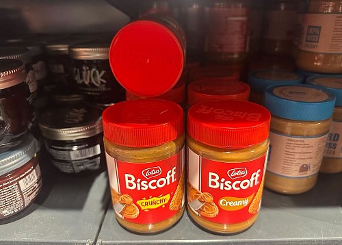 Zwischen Konfitüren und Erdnussbutter steht in vielen Supermärkten inzwischen Karamellkekscreme-Brotaufstrich. (Archivbild) - © Gregor Tholl/dpa