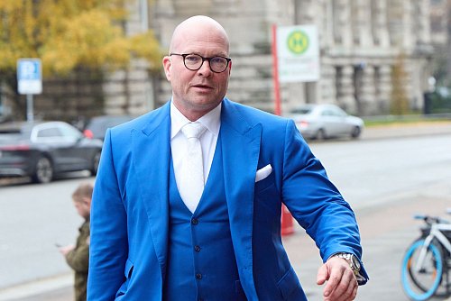 Der Verteidiger des israelischen Angeklagten, Sascha Böttner, sieht im Leiter der Sicherheitsfirma die zentrale Figur. - © Georg Wendt/dpa