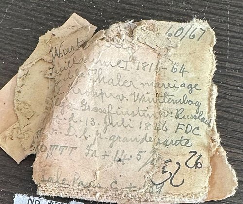 Die durch Wassereintritt teils vergammelten Münztütchen, die jahrzehntelang vergraben waren. - © Christian Stoess/dpa