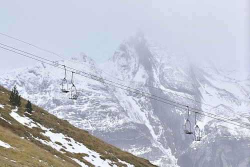 Bei einem Skilift-Unfall sind im spanischen Astún mehr als 30 Menschen verletzt worden. (Symbolbild) - © Verónica Lacasa/Europa Press/AP/dpa