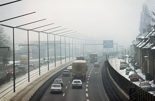 Einen Smog-Alarm wie 1985 hält Landesumweltminister Oliver Krischer (Grüne) so nicht mehr für möglich in Nordrhein-Westfalen. (Archivbild) - © Horst Ossinger/dpa