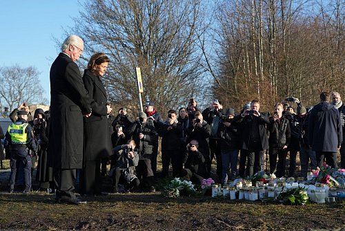 Das Königspaar legt in Örebro Blumen nieder. - © Sergei Grits/AP/dpa
