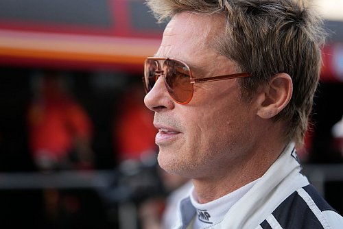 Das Team um Hauptdarsteller Brad Pitt drehte viele Szenen an Rennwochenenden. (Archivbild) - © Darko Bandic/AP/dpa