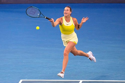 Aryna Sabalenka agierte im Finale der Australian Open zunächst fehlerhaft - © Vincent Thian/AP/dpa
