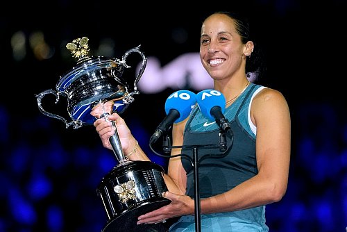 Madison Keys hält stolz die Trophäe für ihren Finalsieg in den Händen - © Asanka Brendon Ratnayake/AP/dpa