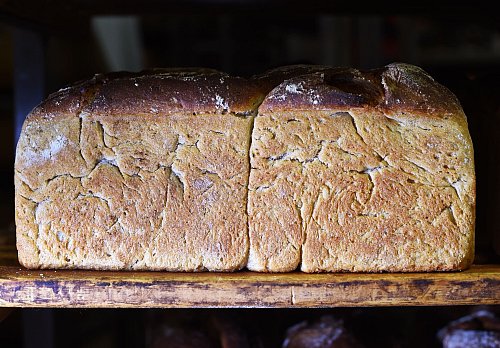 «Nachts muss gebacken werden» - nicht jede Arbeit lässt sich auf den Tag verschieben. (Archivbild) - © Jens Kalaene/dpa