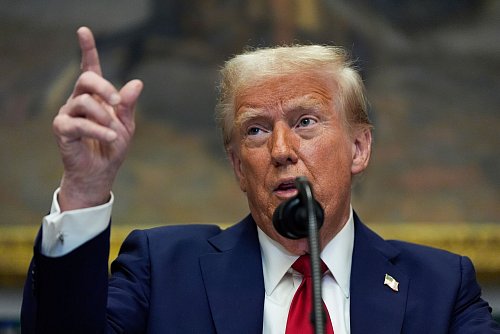 US-Präsident Trump hob die US-Sanktionen gegen israelische Siedler auf. - © Julia Demaree Nikhinson/AP/dpa