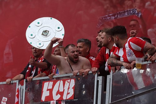 Die Fans der Bayern feierten bereits mit Meisterschale. - © Jan Woitas/dpa