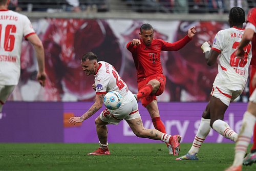 Leroy Sané (M) schießt Bayern in Leipzig in Führung. Zum Sieg reichte es nicht. - © Jan Woitas/dpa