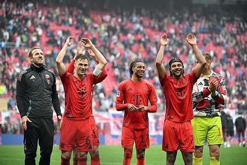 Harry Kane (l) und Kapitän Kimmich freuen sich über den Punkt in Leipzig - © Elisa Schu/dpa