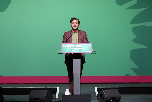 Grünen-Bundesvorsitzender Felix Banaszak machte den Delegierten Mut. - © Sascha Thelen/dpa
