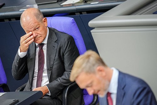 Stundenlang haben Kanzler, Vizekanzler und Finanzminister verhandelt - und doch hinterlassen sie dem Parlament noch eine schwierige Aufgabe. - © Kay Nietfeld/dpa