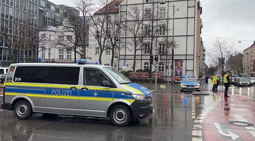 Polizei «mit starken Kräften» vor Ort. - © Roland Freund/dpa