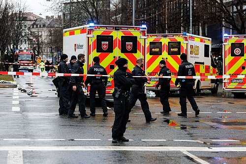 Der Vorfall gegen 10.30 Uhr löste einen Großeinsatz aus. - © Matthias Balk/dpa