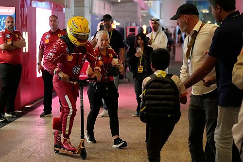 Nur noch ein Desaster: Lewis Hamilton und Ferrari. - © Darko Bandic/AP/dpa