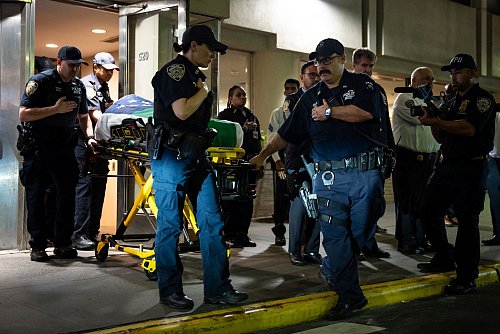 Bei dem Schützen wurde laut Medien ein Abschiedsbrief entdeckt. - © Angelina Katsanis/AP/dpa