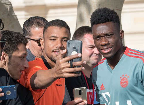 War als Neuzugang im Januar gerne ein Motiv: Alphonso Davies. - © Peter Kneffel/dpa