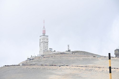 Berühmt und berüchtigt: Der Mont Ventoux. - © David Stockman/BELGA/dpa