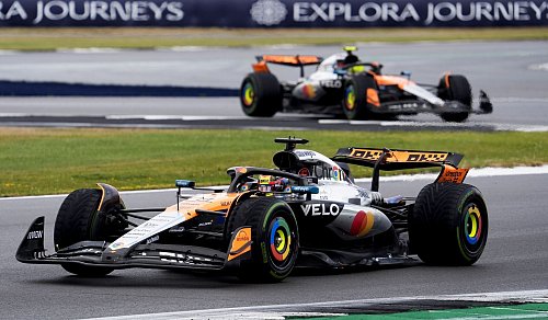 McLaren-Fahrer Oscar Piastri aus Australien vor seinem Teamkollegen Lando Norris aus Großbritannien auf der Strecke. - © Andrew Matthews/PA Wire/dpa