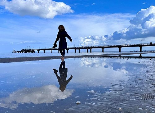 Wege finden, die Seele zu beruhigen – die Natur erleben, bewusst atmen und Schritt für Schritt ins neue Jahr gehen. - © Jens Büttner/dpa/dpa-tmn