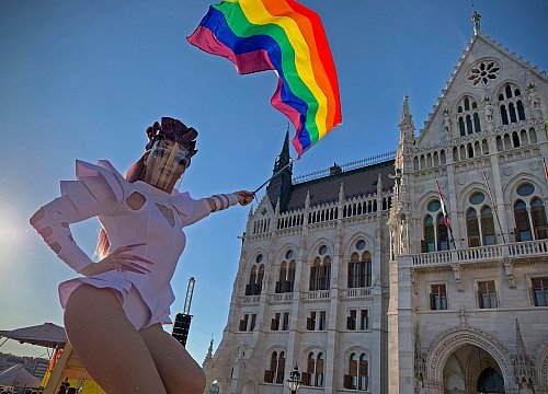 Ungarns Regierung plant zudem eine Verfassungsänderung, nach der ein Mensch ausschließlich als Mann oder Frau definiert wird. (Archivbild) - © Bela Szandelszky/AP/dpa