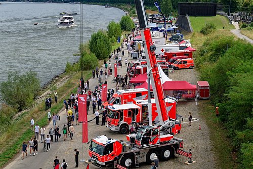 Fahrzeuge verschiedener Rettungsdienste, wie Feuerwehr und Rotes Kreuz, stehen beim Nordrhein-Westfalen-Tag aufgereiht am Rheinufer. - © Henning Kaiser/dpa