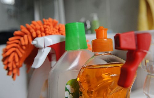 Die Branche sagt: Gerade in herausfordernden Zeiten investieren viele Menschen in ein gepflegtes Äußeres und ein sauberes Zuhause. (Symbolbild) - © Jens Kalaene/dpa