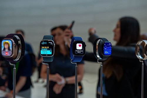 Die Apple Watch kann jetzt auch Schlafapnoe erkennen. - © Andrej Sokolow/dpa