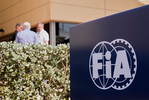 Nach Rücktritten und Rauswürfen gärt es vor dem Formel-1-Rennen in Bahrain im Weltverband Fia. - © Darko Bandic/AP/dpa