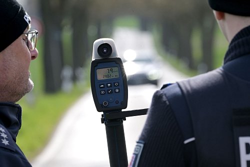 Kommunen und Länder nehmen jedes Jahr Millionen ein, weil Fahrerinnen und Fahrer zu viel Gas geben. - © Michael Bahlo/dpa