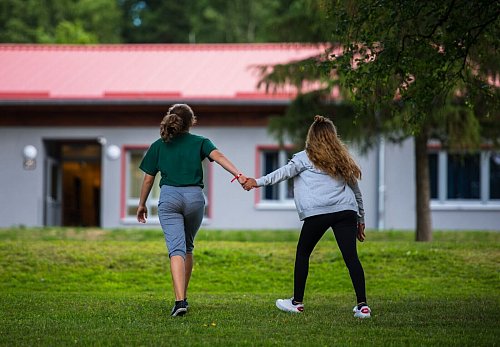 Spaß und Gemeinschaft: Klassenfahrten sind für viele Kinder ein Höhepunkt der Schulzeit. - © Andreas Arnold/dpa/dpa-tmn