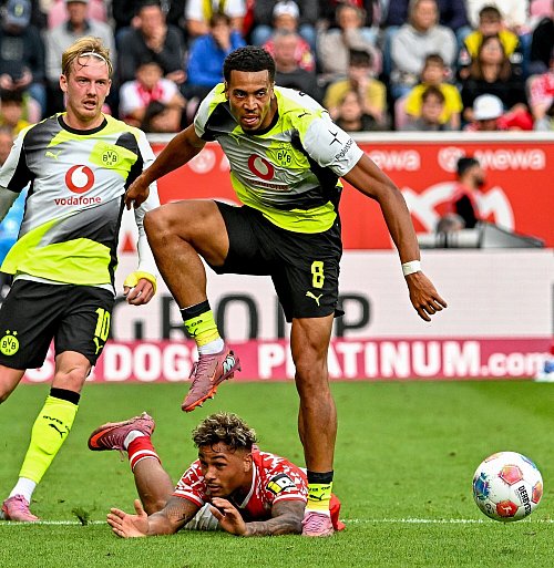 Am Samstag siegte der BVB mit Nmecha (r) 2:0 in Mainz. - © Torsten Silz/dpa