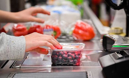 Mittlerweile bekommt man Heidelbeeren zu jeder Jahreszeit. (Archivfoto) - © Julian Stratenschulte/dpa