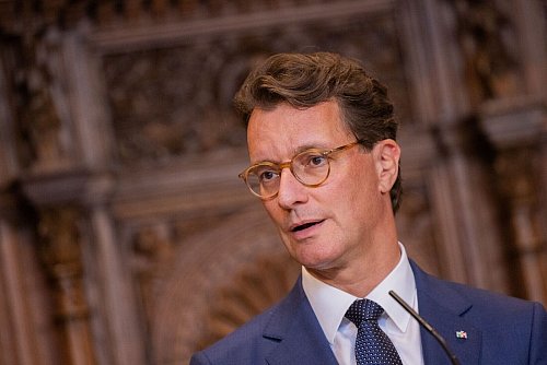 Die AfD-Opposition hat die Haare des Ministerpräsidenten im Visier: Hat Hendrik Wüst «die teuerste Föhnfrisur»? (Archivbild) - © Rolf Vennenbernd/dpa