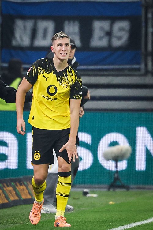 Schlotterbeck verletzt sich gegen den Hamburger SV (Archivbild). - © Christian Charisius/dpa