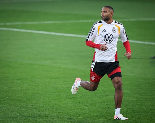 Jonathan Tah bringt seine Topform aus München zur Nationalmannschaft mit. - © Christian Charisius/dpa
