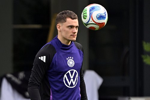 Florian Wirtz mit seinem Lieblingsspielzeug. - © Federico Gambarini/dpa