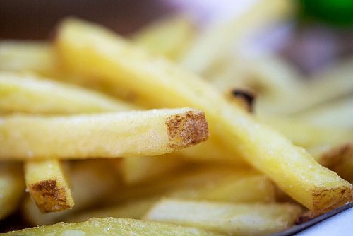 Insgesamt wurden im Jahr 2024 in Deutschland knapp 390.000 Tonnen Tiefkühl-Pommes verkauft, mehr als die Hälfte davon im Lebensmittelhandel. - © Fernando Gutierrez-Juarez/dpa/dpa-tmn