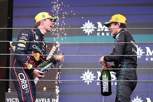 Eine Fahrt von Max Verstappen (l) für den Titel Weltmeister der Herzen. - © Ettore Chiereguini/AP/dpa