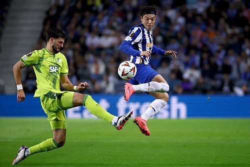 Die TSG 1899 Hoffenheim um Florian Grillitsch (l) war beim FC Porto gefragt. - © Luis Vieira/AP