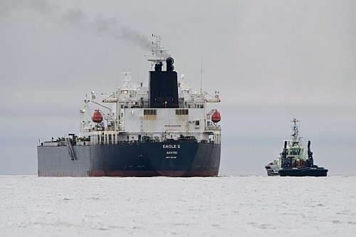 Die finnischen Ermittler halten seit Dezember die «Eagle S» fest, die nach EU-Einschätzung zur russischen Schattenflotte zählen soll. (Archivbild) - © Jussi Nukari/Lehtikuva/dpa