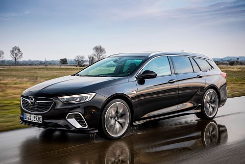 Tränen vom Himmel zum Abschied von Nummer 2: Der Insignia B wartet immer noch auf einen Nachfolger. - © Thorsten Weigl/Opel/dpa-tmn